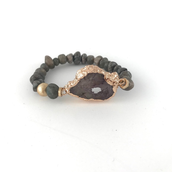 Beaded Bracelet with Quartz Statement Stone - Picture 4 of 6